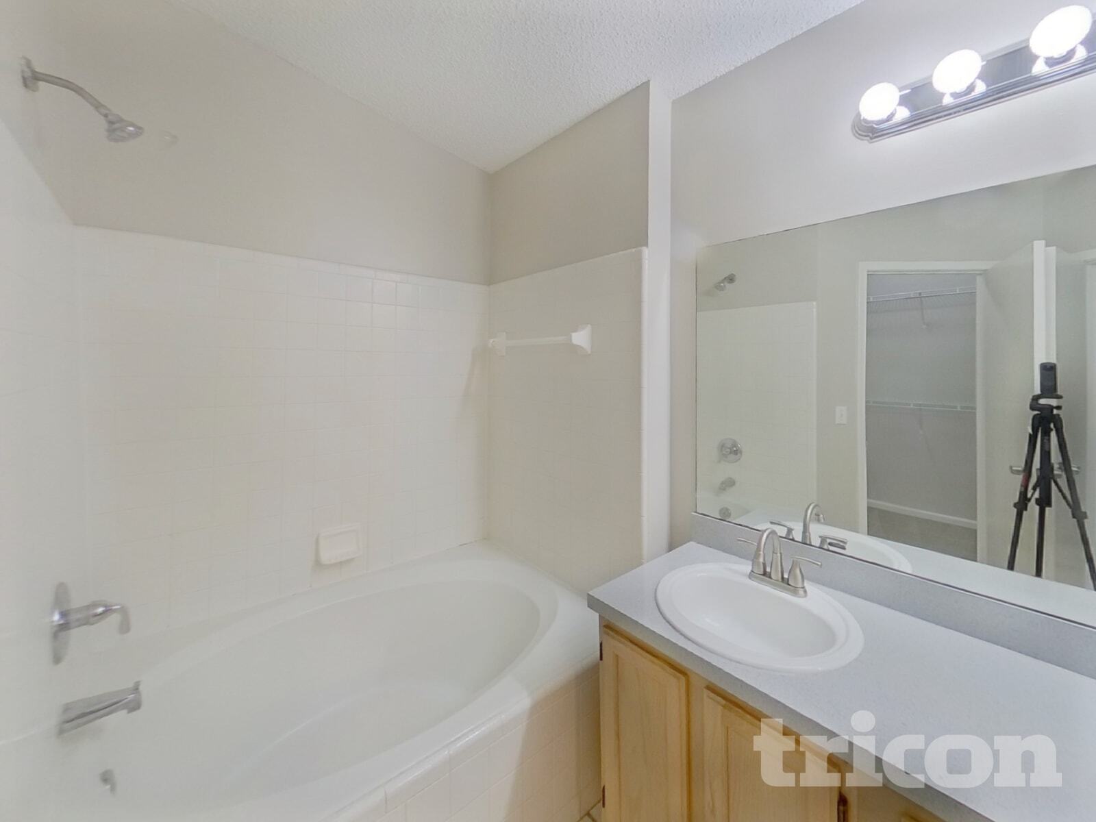 Building Photo - 3840 Tallcott Dr