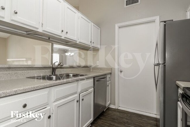 Building Photo - 1705 Wallingford Dr