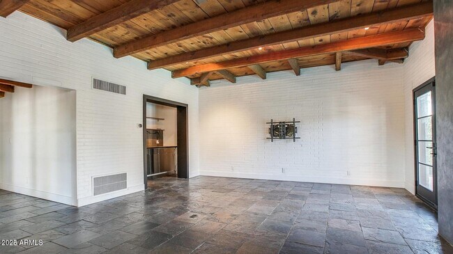 Building Photo - 902 W Verde Ln