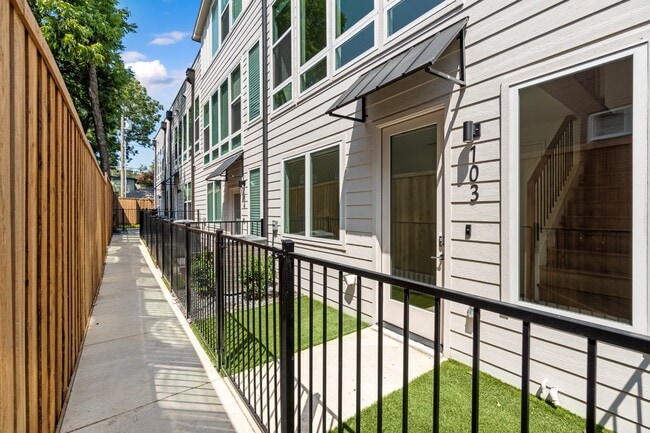 Building Photo - Tucked away Lakewood Gem, 2 story townhome, Walkable area!