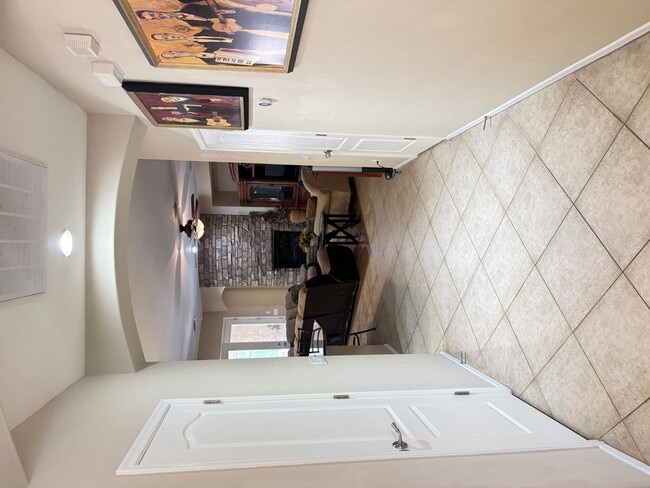 Building Photo - 1928 W Spur Dr