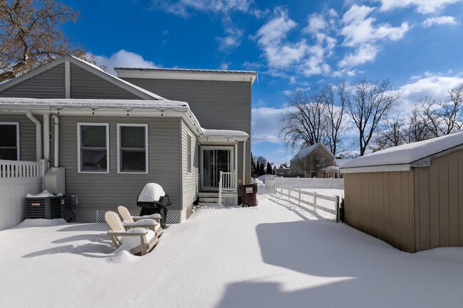 Building Photo - 99 W Circular St