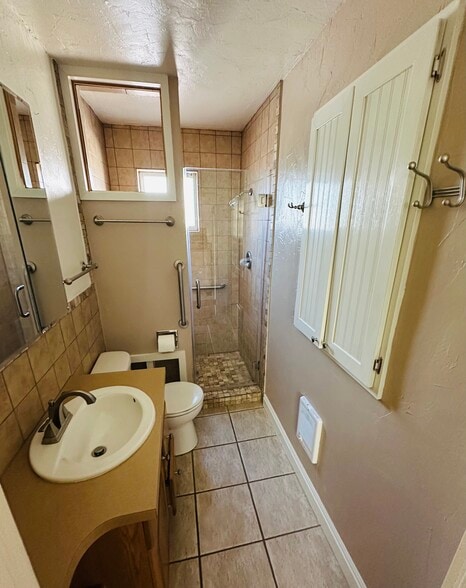 Bright, clean bathroom #1 downstairs. - 812 E Cache La Poudre St