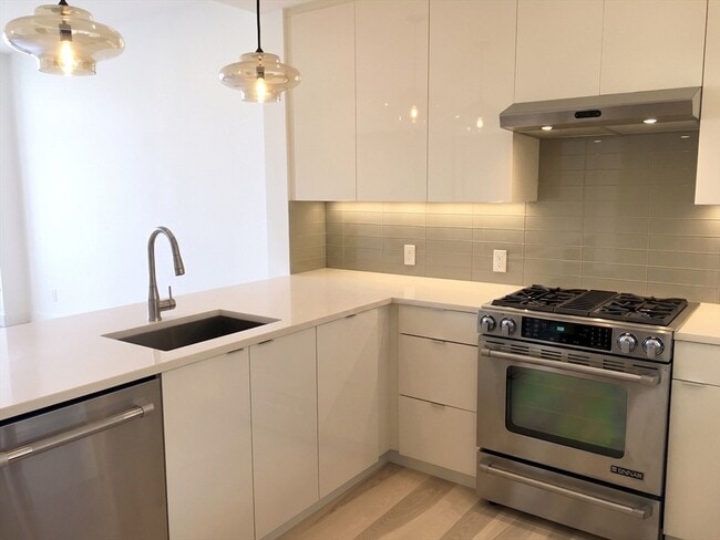 Building Photo - 32 Traveler St