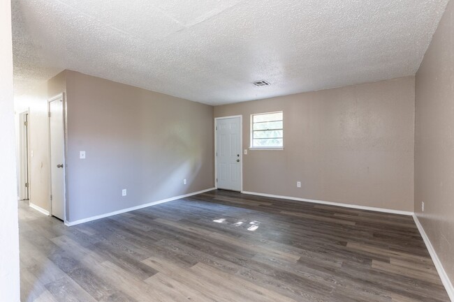 Building Photo - Spacious 5-Bedroom Home Near Tinker AFB an...