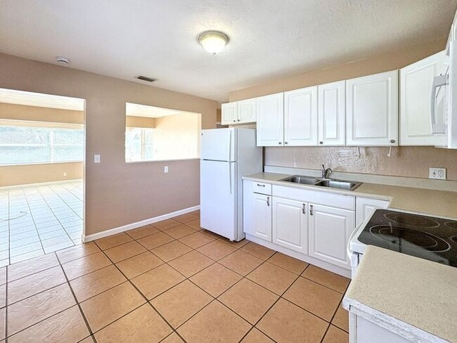 Building Photo - Charming 2-Bedroom Home in St. Petersburg'...
