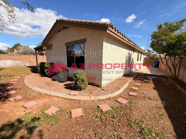 Building Photo - 13181 W Clarendon Ave