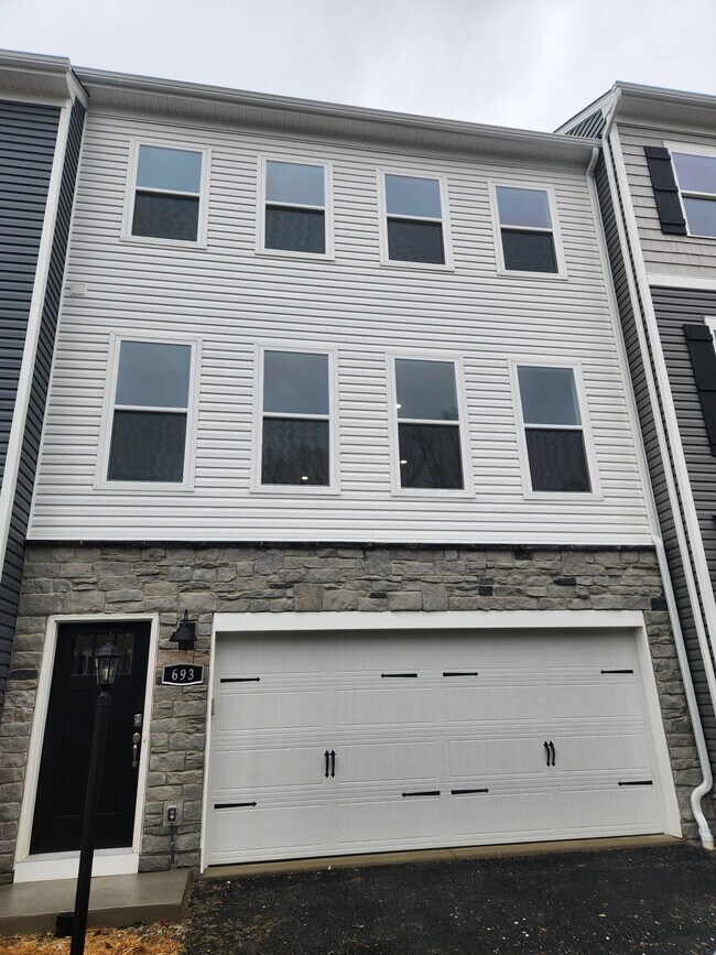 Building Photo - 693 Olivia St