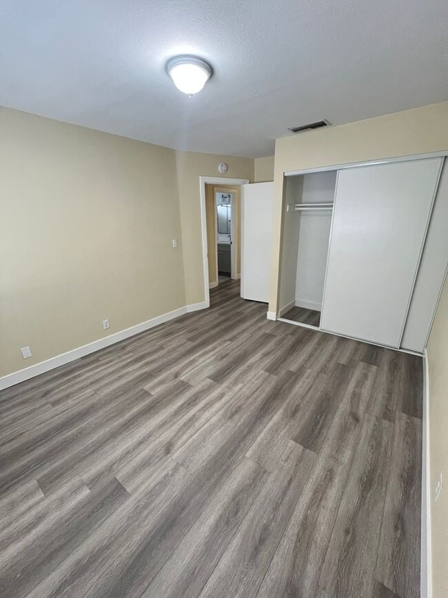 Building Photo - Beautiful 3 Bedroom / 2.5 Bath Town Home i...