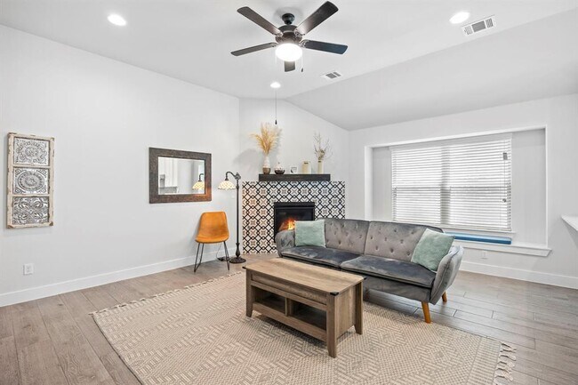 Building Photo - 532 Elm Green St