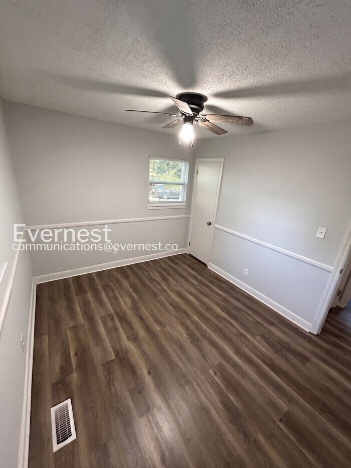 Building Photo - 203 Pinetree Dr
