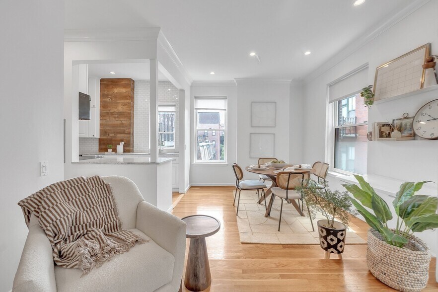 Building Photo - 17 Cazenove St