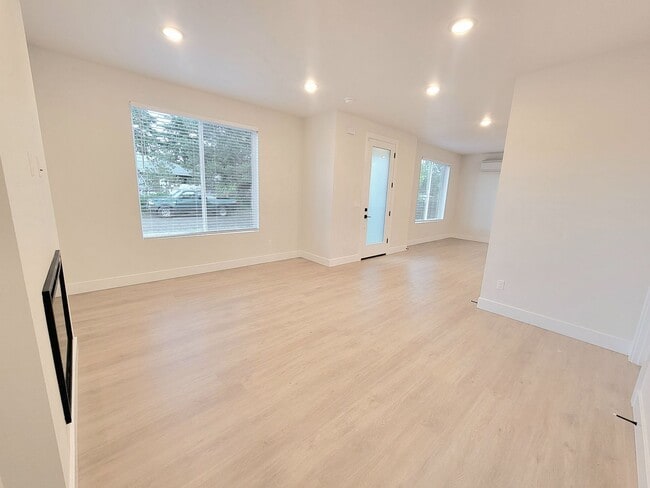 Building Photo - Modern Comfort in the Heart of SE Portland — 3 Bed, 2.5 Bath Home!