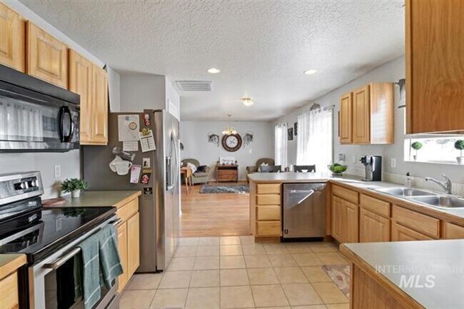 Building Photo - 3bed, 2.5bath, 2031sq.ft. home in South Nampa