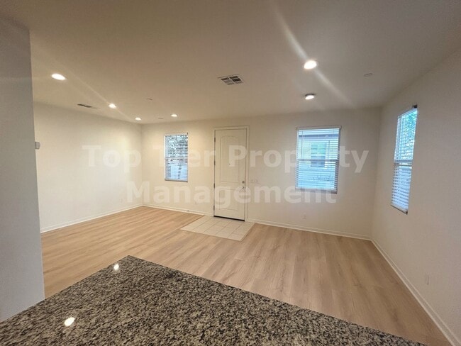 Building Photo - ***Charming 3 bed / 2.5 bath Townhome in O...