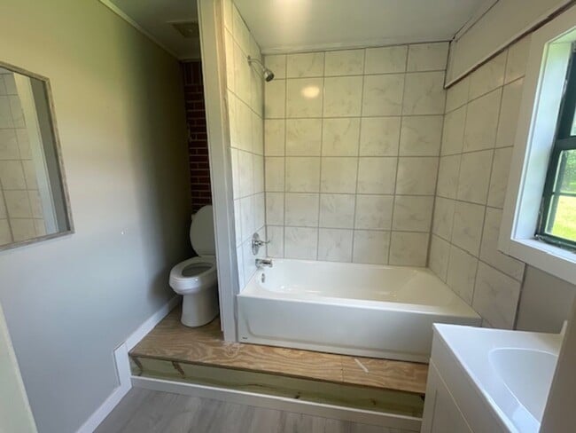Building Photo - Renovated 4 Bedroom 2 Bath Home for Rent!