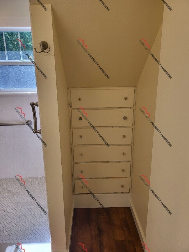 Building Photo - STATUS *AVAILABLE* | R207 | $2095  *** MOVE IN SPECIAL ****