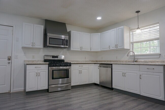 Building Photo - 233 Grand Prix Dr
