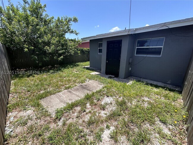 Building Photo - 3070-3072 NW 12th Ct