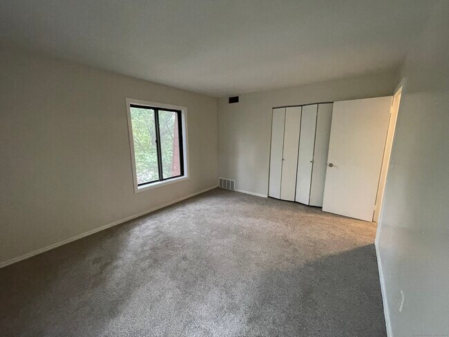 Building Photo - 25 Woodsedge Dr