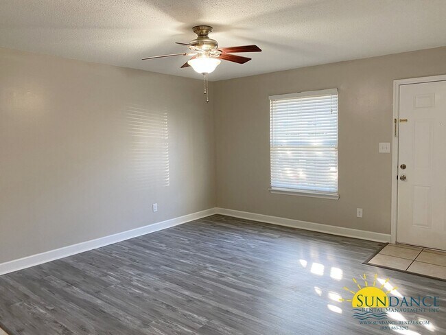 Building Photo - Great 2 Bedroom First Floor Unit