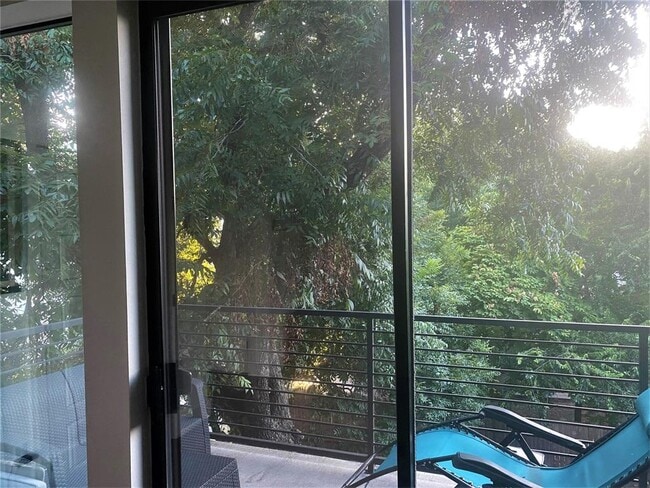 Building Photo - 1615 E 7th St