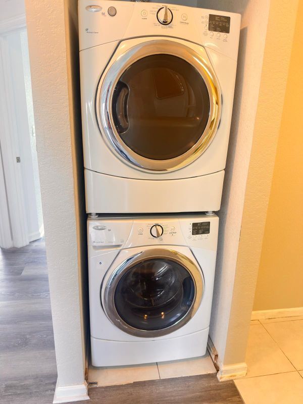 Building Photo - 1145 Golden Lakes Blvd