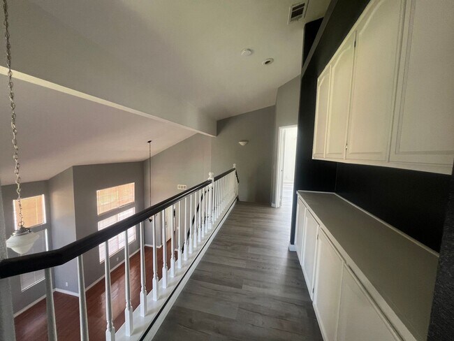 Building Photo - Welcome Home in the Desirable Orangecrest Community!