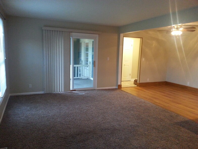 Balcony and Main entrance Foyer View - 2107 Glouchester Dr