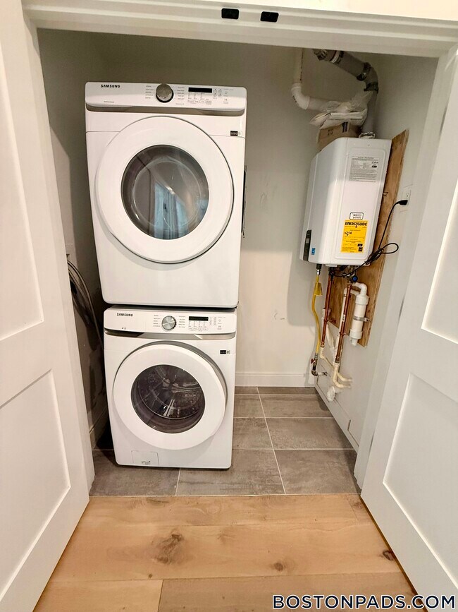 Building Photo - 157 Everett St