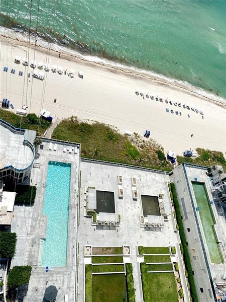 Building Photo - 16001 Collins Ave