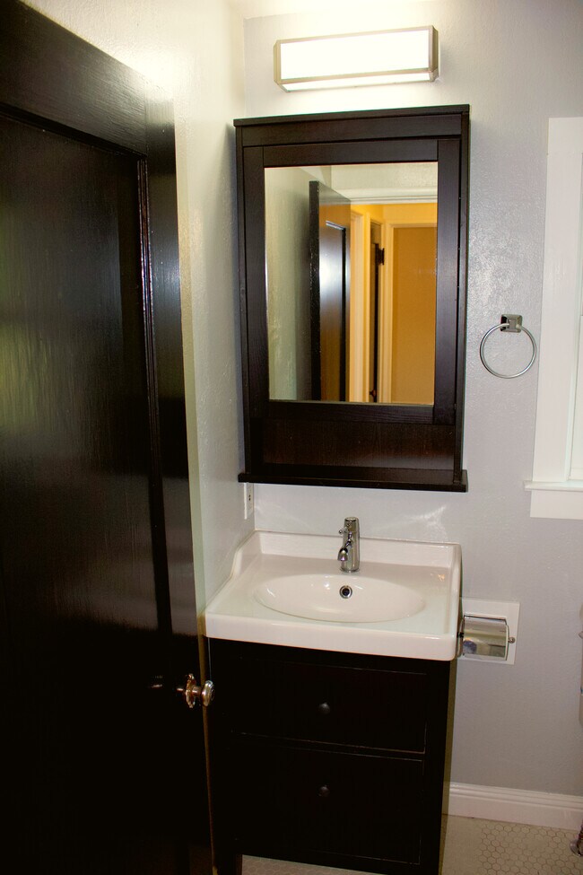 Building Photo - 119 Jewell Ct