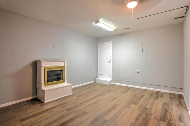 Building Photo - 2138 Lynbrook Ln