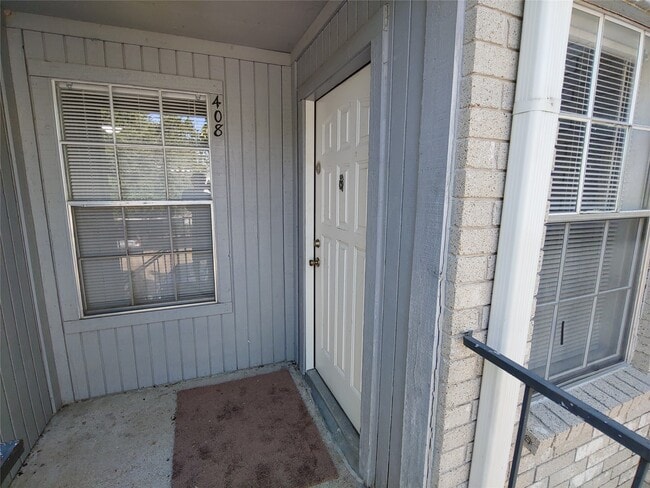 Building Photo - 9700 Leawood Blvd