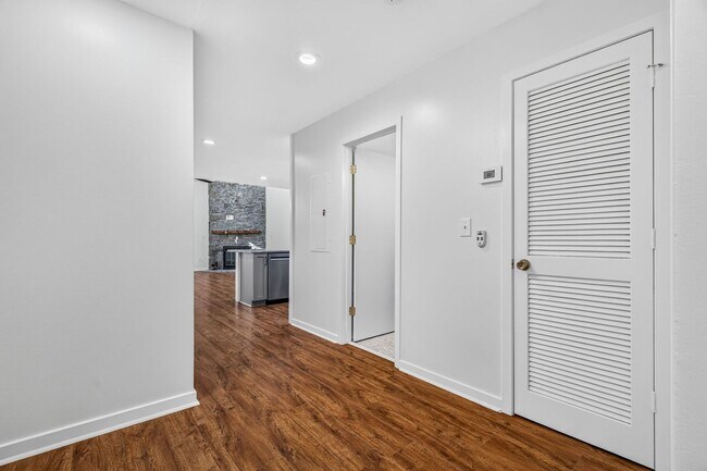 Building Photo - 138 River Breeze Dr