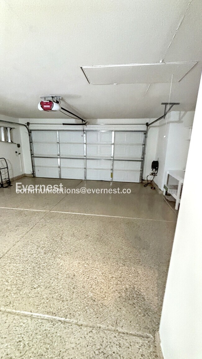 Building Photo - 3232 Cotswold St