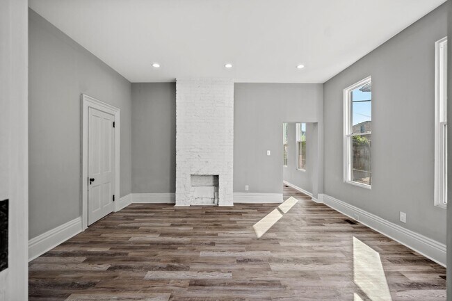 Building Photo - 835 Isabella St