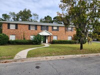 Building Photo - 2 Bd/ 1Ba Downstairs apartment, close to S...