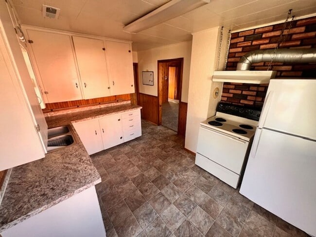 Building Photo - 2164