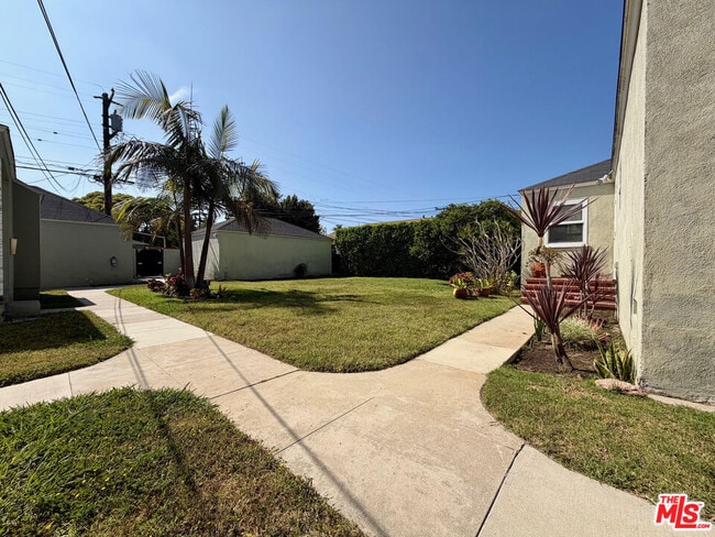 Building Photo - 1430 Ocean Park Blvd