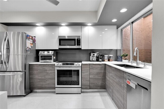 Building Photo - 9179 Fontainebleau Blvd