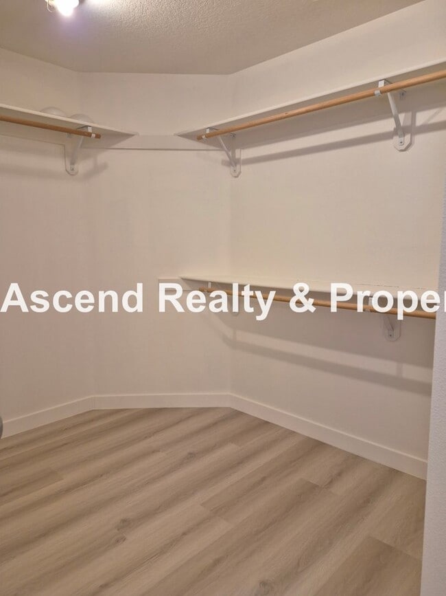 Building Photo - Available NOW! Updated in Arbor Roses 3Bed...