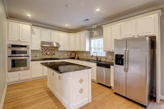 Building Photo - 1050 Knoll Terrace