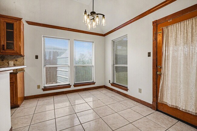 Building Photo - 507 Ave F