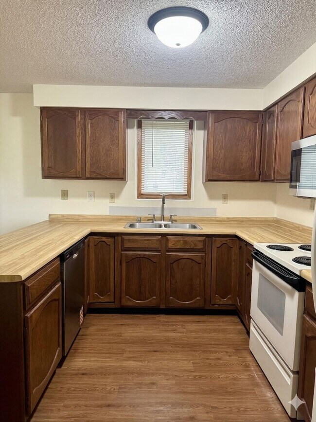 Building Photo - 606 Vilas St