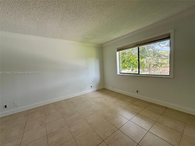 Building Photo - 303 Lakeview Dr