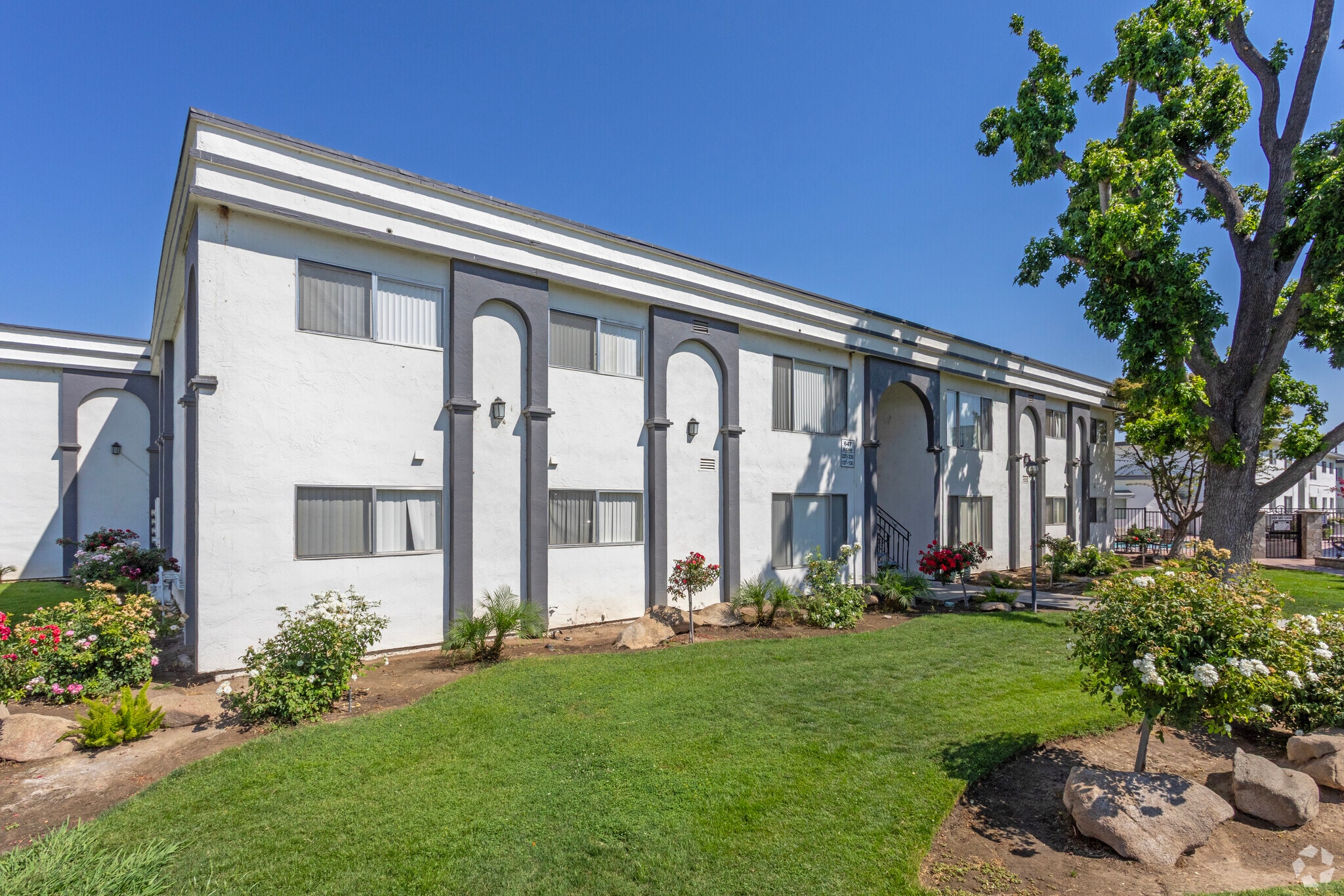Building - Clovis Courtyard Apartments