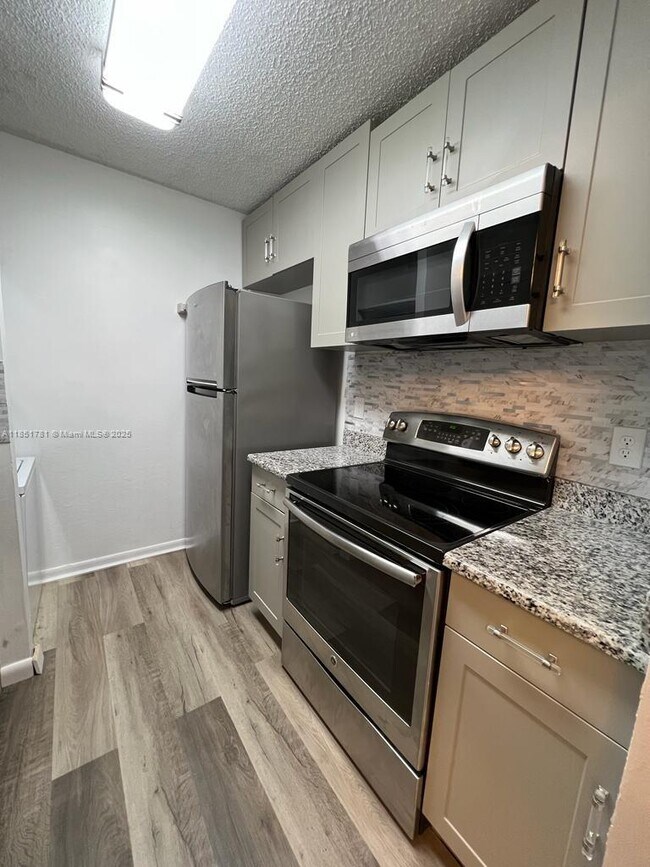Building Photo - 9992 Twin Lakes Dr