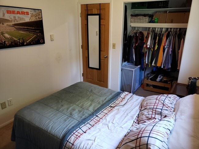 Room - 622 N Hagadorn Rd