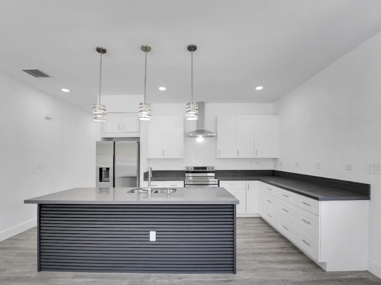 Building Photo - 760 SW 10th St